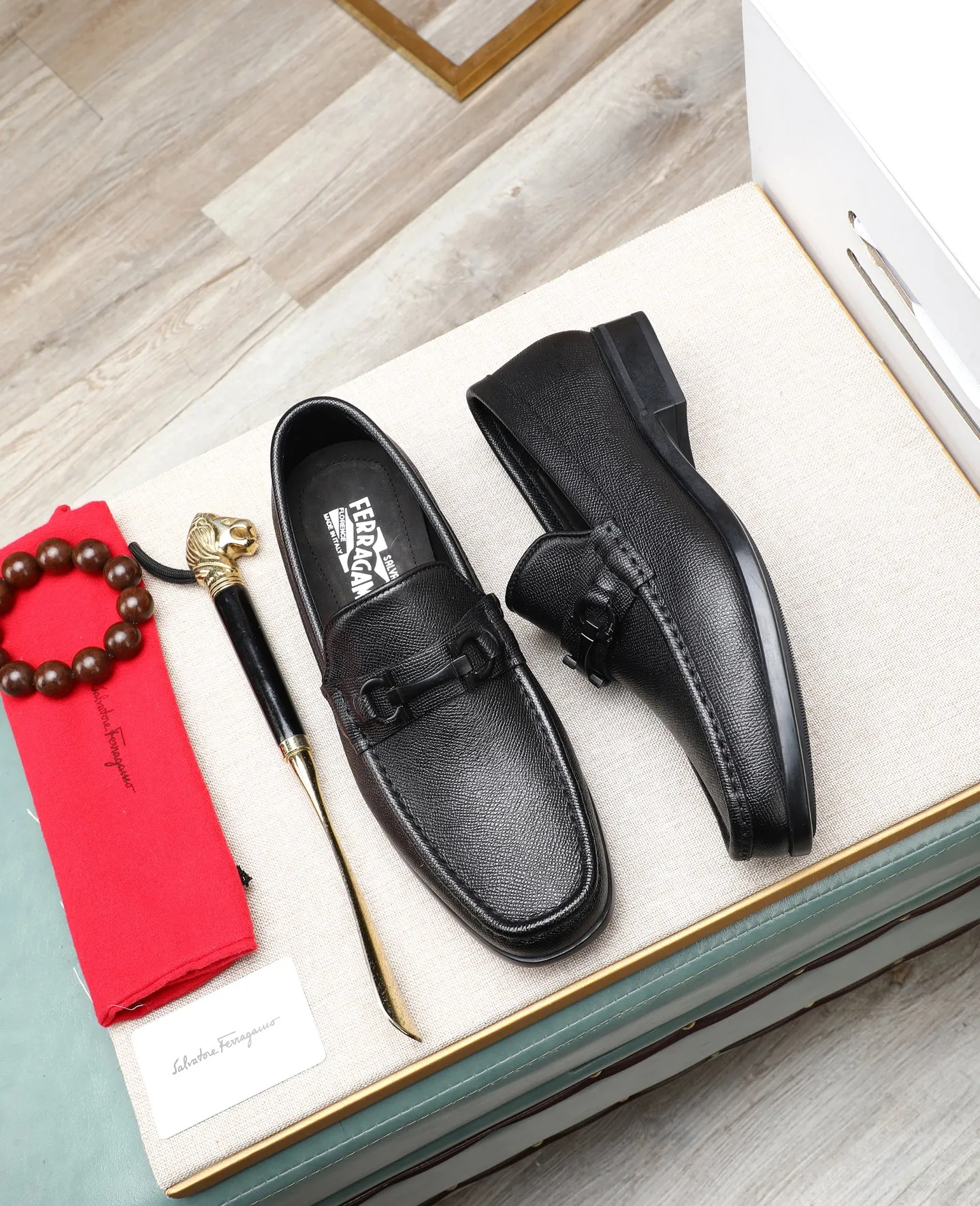 Men's clothing and shoes 💰700📛📛High-end goods! Salvatore Ferragamo is the world's top luxury footwear brand. It comes from Italy, the kingdom of fashion. It is famous all over the world for its traditional handmade design and novel styles... 🚶🏻🚶🏻 Top-quality suit shoes are sold simultaneously at the counter. This style is purely handmade. The fabric is imported Italian calfskin➕soft water-dyed cowhide lining. Specially available with original deep rubber outsole🌀🌀Size: 38➖44